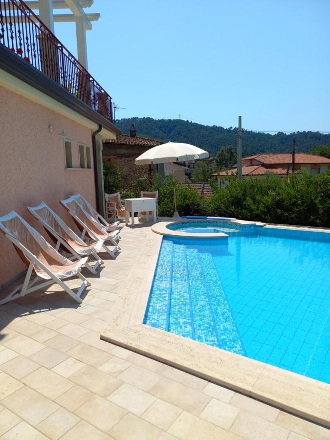 Villa Ester Камайоре Екстериор снимка