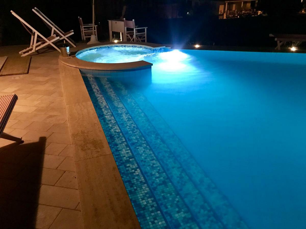 Villa Ester Камайоре Екстериор снимка